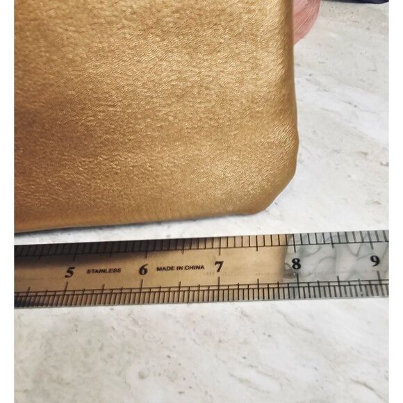🔥$5/$25 Adrienne Vittadini Gold Metallic Clutch Wristlet With Logo Charm - Picture 8 of 9